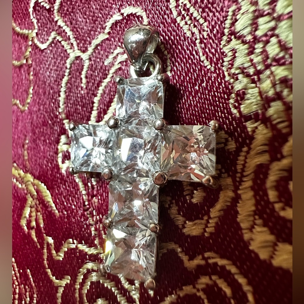 NWOT Shiny Crystal Silver Cross Pendant With 750 plated
